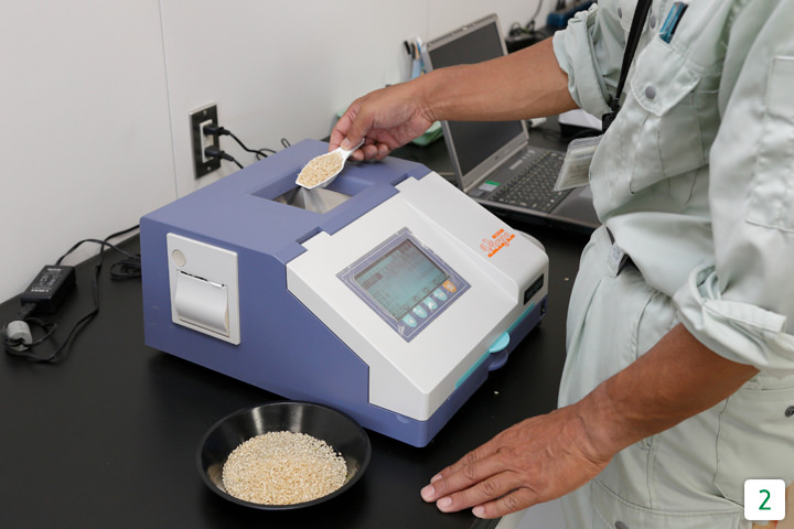 穀粒判別機で玄米を一粒ずつ分析し、品質低下の原因となる白未熟粒の割合を測定