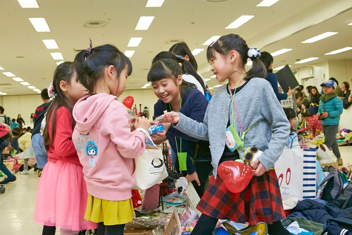 出品者の小学校中高学年の子どもが、買いに来た小学校低学年の子どもを助けてあげる光景もしばしば見られる