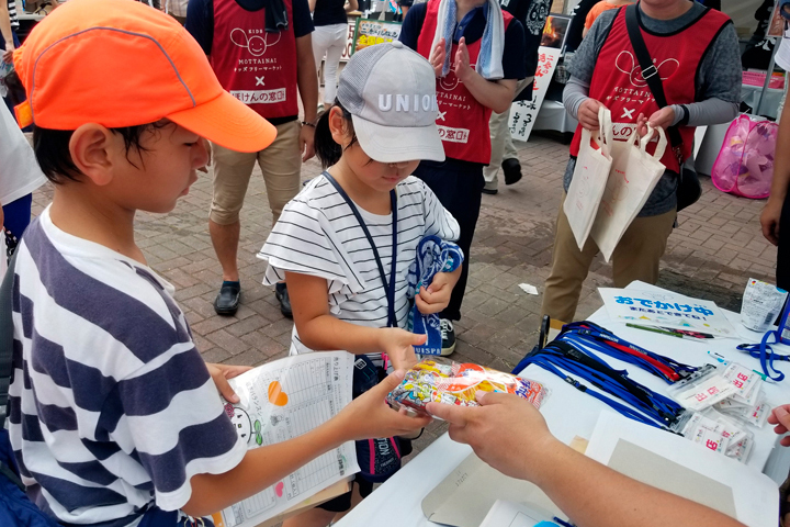 参加後は、お菓子を参加賞として配っている