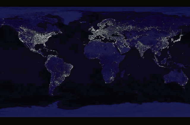 NASAが公開した夜の地球の写真。右端にある日本が、他国より一際輝いているのがよくわかる