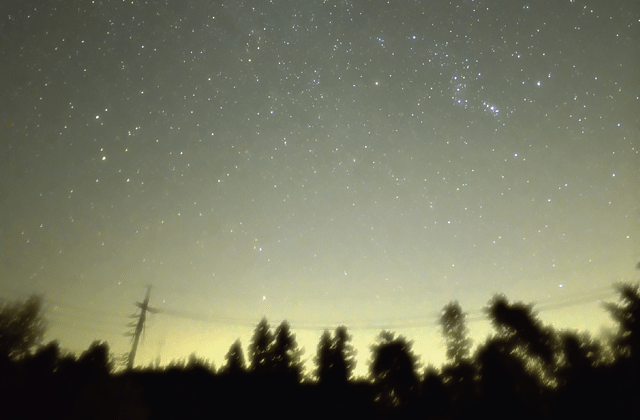 光害が起きると、空が白み、弱い星は見えなくなってしまう。星空観察に限らず、様々な形で私たちの生活に悪い影響を及ぼしている