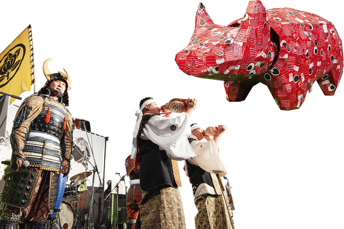 全長2.5mの巨大赤べこには、福島へのメッセージが寄せ書きされている／今年の注目は、南相馬市の伝統行事「相馬野馬追」の出陣式