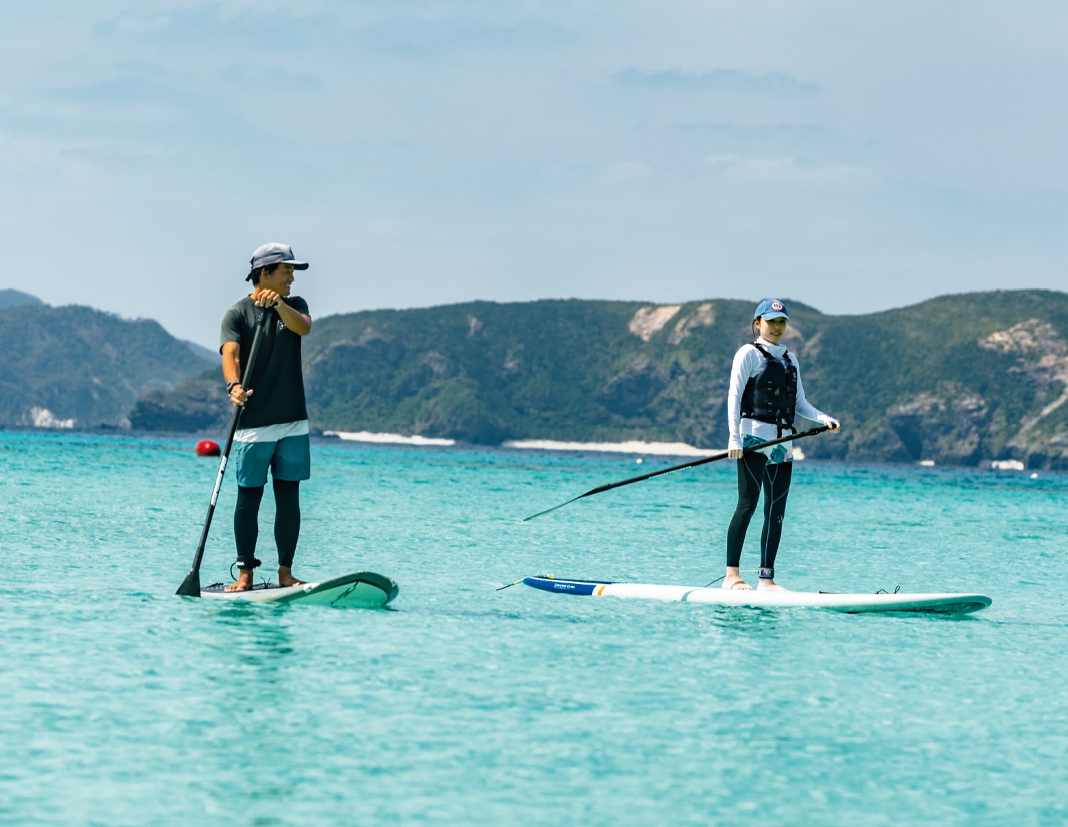 渡嘉敷島でスタンドアップパドルボード（SUP）