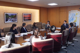 写真：鎌田さんと環境省若手職員を交えた意見交換の様子