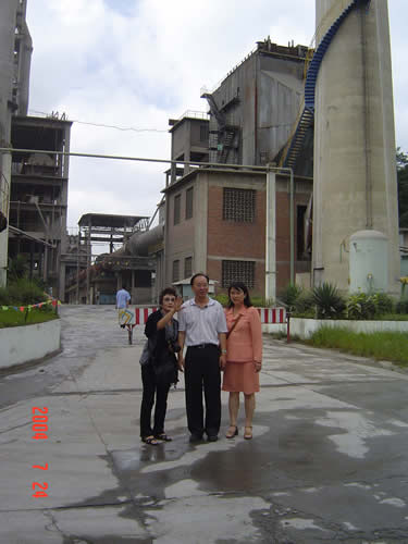 写真：環境対策の実施されたセメント工場にて（貴陽市）