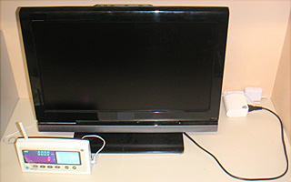 写真３　子機をテレビに接続し、計測データを表示器に無線で送信している様子