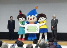 UNDB-Jキャラクター「サトくん」（中央右）　UNDB-Jキャラクター「タヨちゃん」（中央左）　長野県キャラクター「めぐるん」（中央）