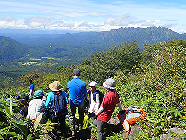 ②稜線：とっても晴れたこの日、お隣『戸隠山』も稜線からよ～く見えて一同感動！