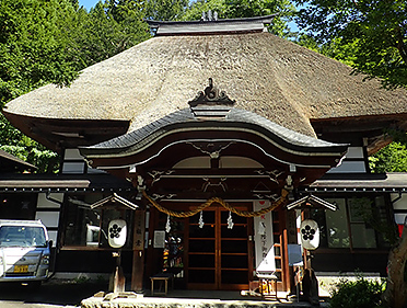 宿坊①：戸隠神社の参拝者が宿泊した茅葺き屋根の宿坊、今も多くの宿泊者を受け入れています。