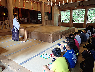 戸隠神社：神主さんから参拝の仕方を教えていただき、特別に子どもたち全員でご祈祷を受けました。