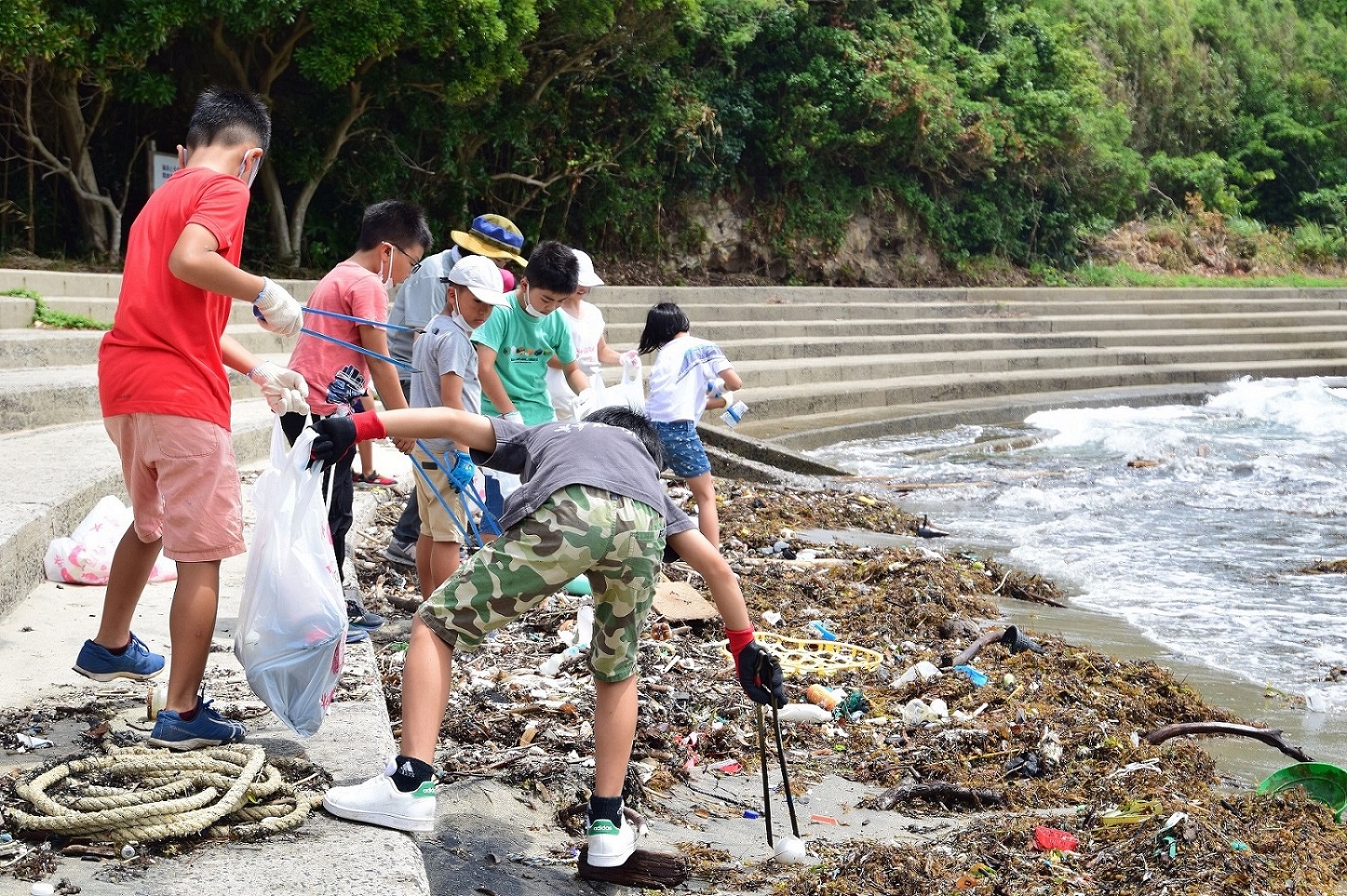 海岸漂着ゴミ拾い