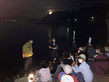 夜の海岸でのお話の様子