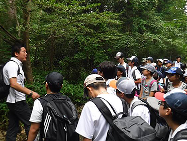 ③「自然観察会」姥子自然探勝路で箱根の動植物についてパークボランティアと一緒に森の中を散策しました。