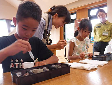 ②「岩石クイズ」磁石を岩石にくっつけて火山石を調べたり、塩酸をかけて石灰石を調べるなどをして、岩石の特徴や成り立ち、成分について教えていただきました。