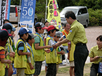 こどもパークレンジャーの任命式を山陰海岸国立公園指定50周年記念事業のキックオフイベントの開会式で行い、その後3市3町一斉海岸クリーン活動に参加しました。