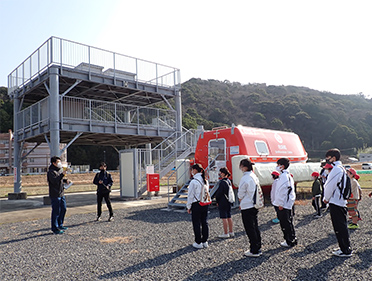 津波避難タワーと津波救命艇を見学し、防災について学びました。