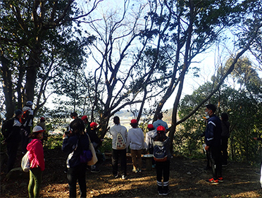 要害山の展望地まで全員無事に到達。眼下には富田平野が広がっていました。