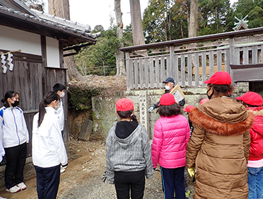 過去の水害時の水位を示す碑を見学し、ガイドさんから水害のお話を聞きました。、防災について学びました。