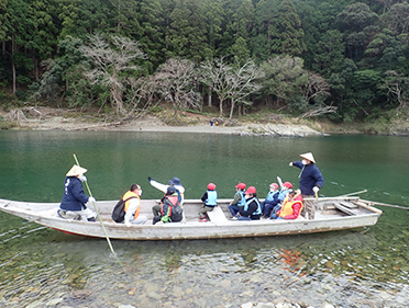 日置川を舟で渡る「安居の渡し」で、熊野古道・仏坂の入口へ向かいました。、ガイドさんから水害のお話を聞きました。、防災について学びました。