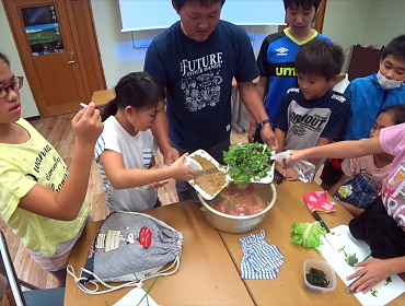 調理鍋を囲んで実験する様子