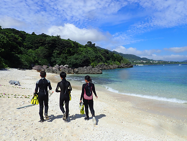 3人の子どもたちが海岸を移動する様子