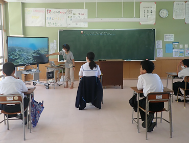 教室でモニターに映し出された海を観ている様子