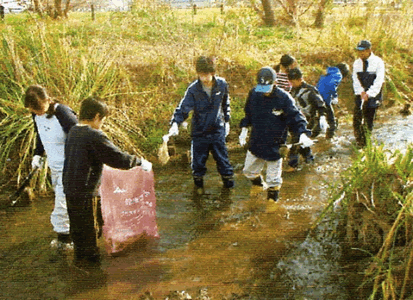 ホタルの川をそうじ