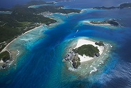 座間味村　ラムサール海域上空から（嘉比島周辺）