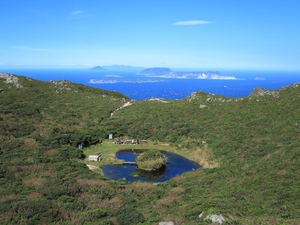 天上山千台池（ハート池）と伊豆諸島