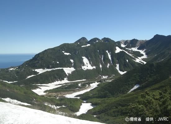 Photograph : Futatsuike and Mt. Iou