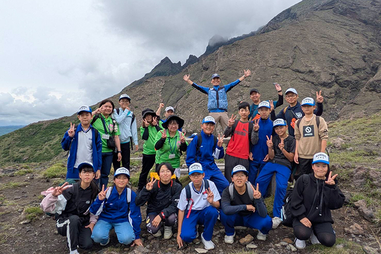 写真: ASO VOLCANO TREKKING