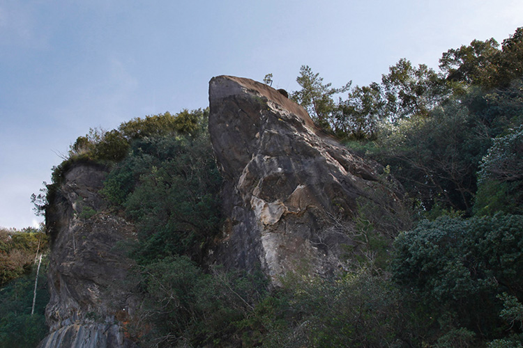 奇岩が連なる景勝地 ひき岩群のケスタ地形ウォーキング | 国立公園に