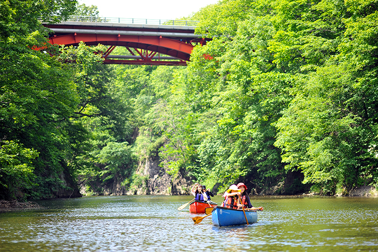 札幌の奥座敷・定山渓温泉街でカナディアンカヌーでツーリング！夏は