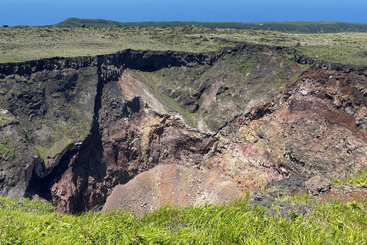 写真: まるで異世界！伊豆大島ジオパークで「地球の息吹」を感じるジオツアー