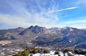 黒岩山と泉水山との稜線の写真