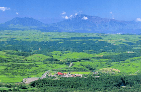 瀬の本高原と阿蘇五岳の写真