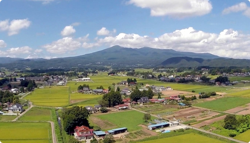 安達太良山と居久根（いぐね）のある風景