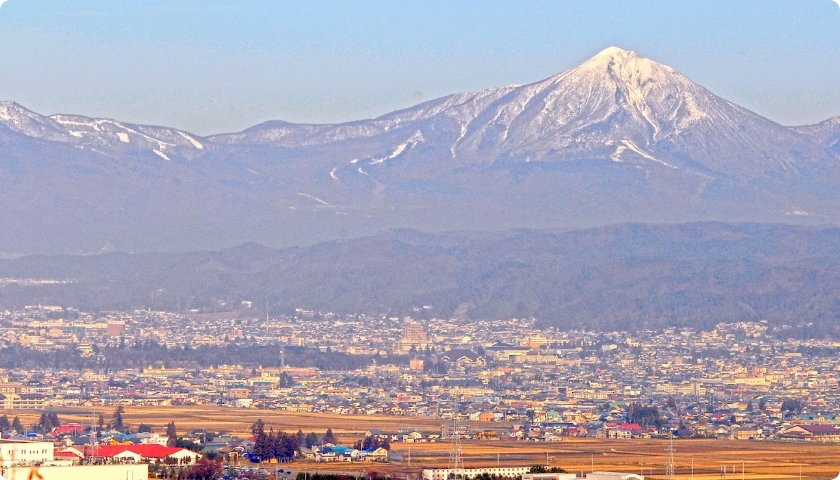 会津若松市のまちと磐梯山