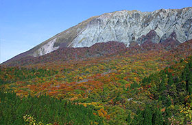 鍵掛峠からの壮大な大山南壁の写真