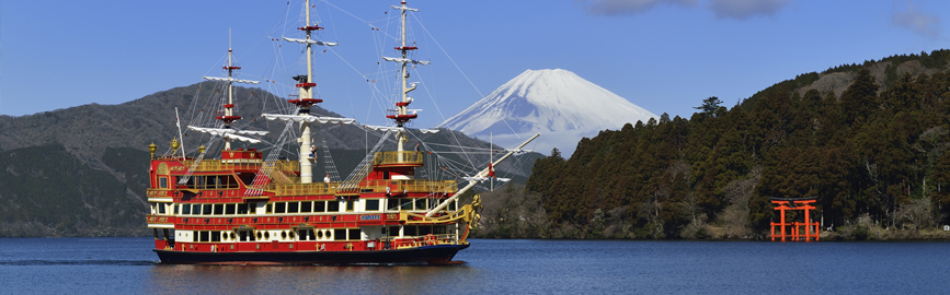 【写真】芦ノ湖遊覧船と箱根神社、石畳コース
