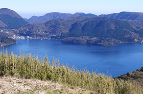 芦ノ湖と駒ヶ岳の眺めの写真