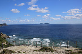 はるかに見える沖縄本島の写真