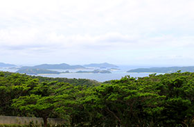 北（にし）展望台から海を望むの写真
