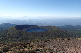 標高日本一の火口湖の写真