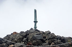 山頂に突き立てられた三つ叉の鉾の写真