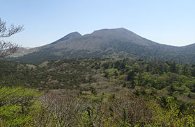 えびの岳の山頂から望む韓国岳の写真