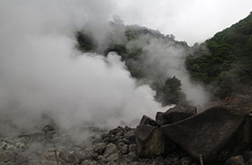 九州一の噴気孔の写真