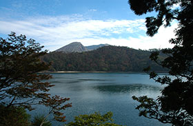 火口湖と奥にそびえる韓国岳の写真