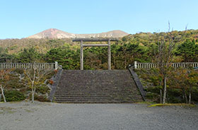 鳥居と御鉢火山を眺めるの写真