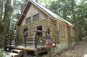 多くの愛好家も訪れる観察小屋の写真